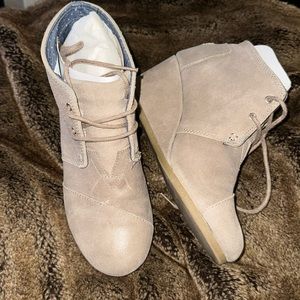 NWOT Toms Desert Wedge Taupe Oil Suede